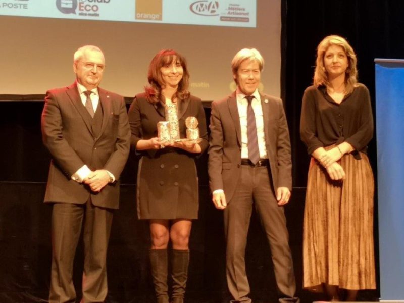 Photo ©Nice-Matin Franz Chararoche / Christine SCARAMOZZINO reçoit son prix de Jean-Pierre SAVARINO, président de la CCI NICE CÔTE D'AZUR, et de Jean-Pierre GALVEZ, président de la CMAR PACA.