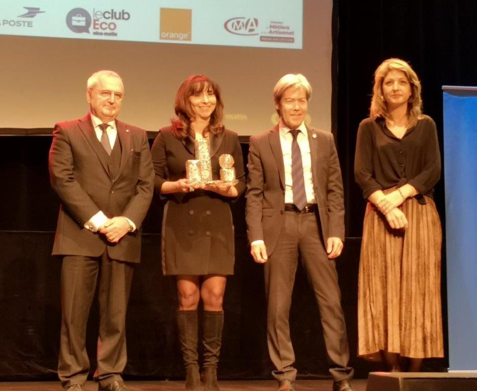 Photo ©Nice-Matin Franz Chararoche / Christine SCARAMOZZINO reçoit son prix de Jean-Pierre SAVARINO, président de la CCI NICE CÔTE D'AZUR, et de Jean-Pierre GALVEZ, président de la CMAR PACA.